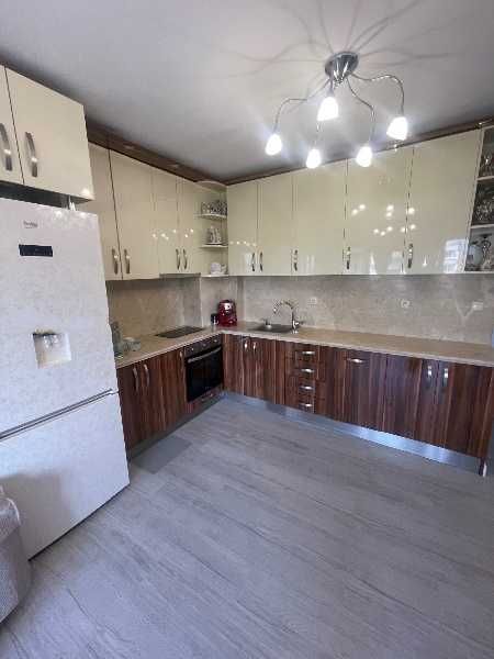 Продава се Тристаен апартамент в Пловдив, Коматевски възел - 101 кв.м за 2050 €/кв.м - Снимка #2
