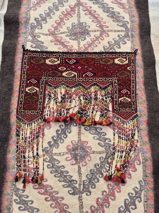 Қол өнер ұлттық бұйымдар сатылады