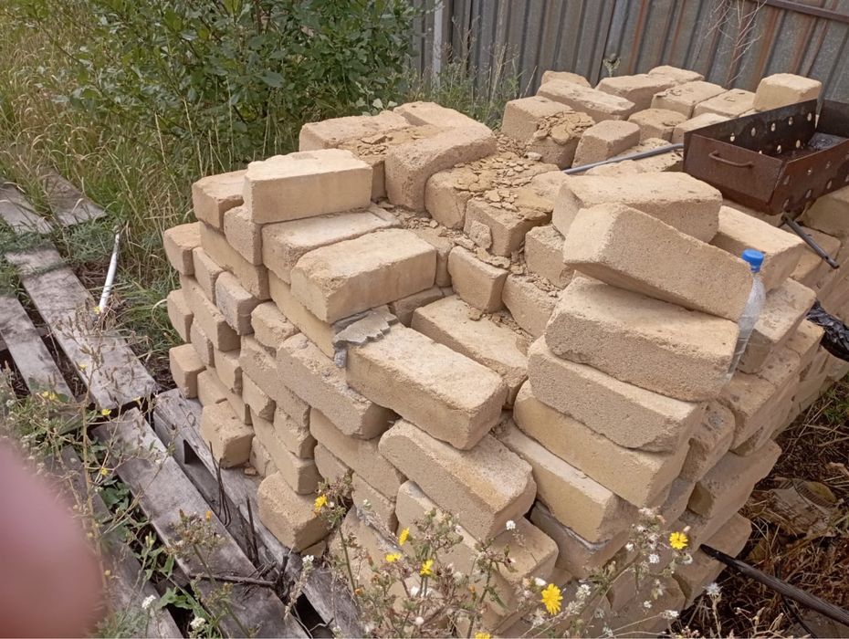 Продаю кирпичи полуторка