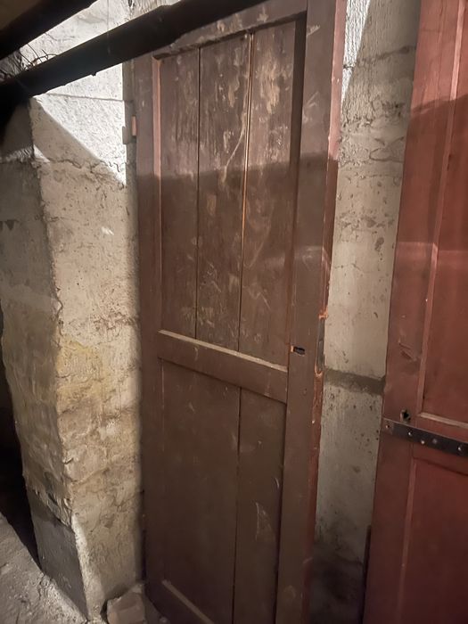 Двери деревянные с петлями и ручками