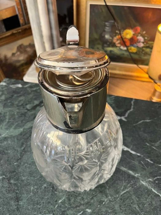 Carafă vintage din cristal tăiat cu capac și guler din metal argintat
