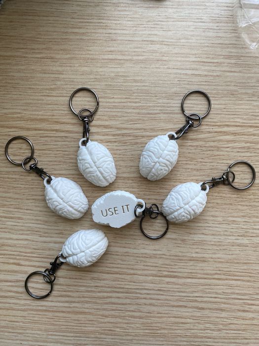 Ключодържател с форма на мозък и надпис ,, използвой го”