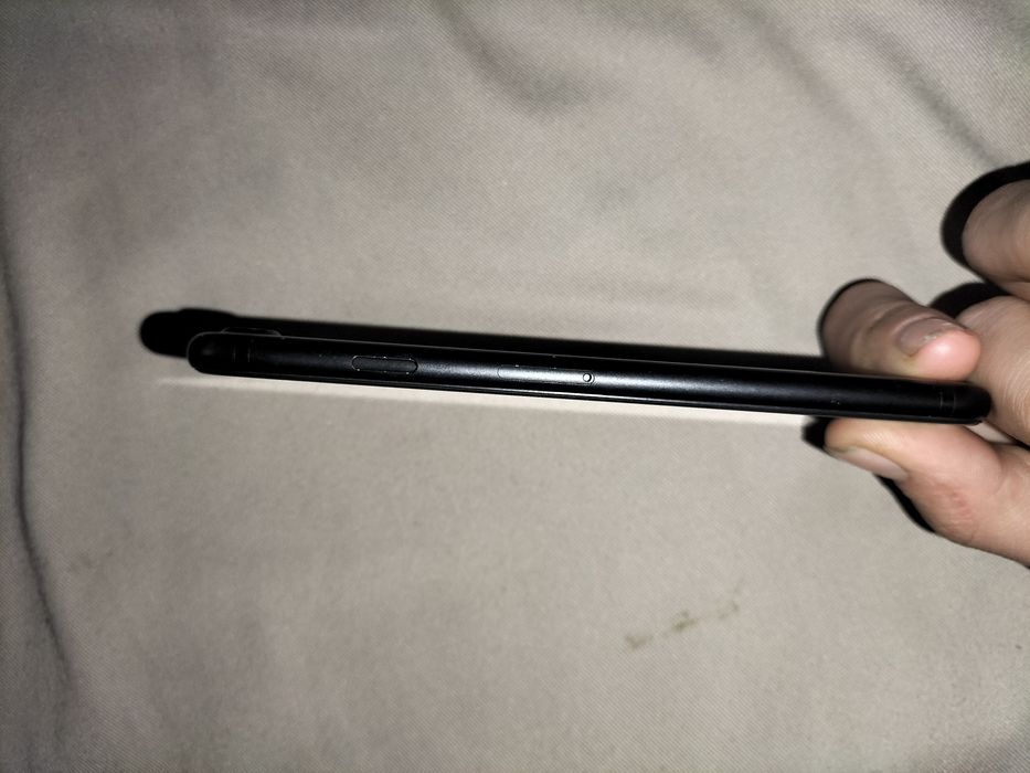 Vând telefon aproape nou iPhone 7  sau la schimb pe diferite telefoane