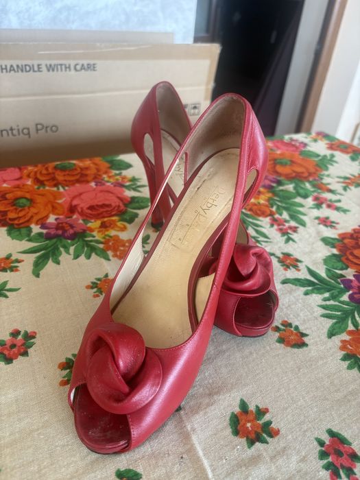 Vand pantofi de ocazie