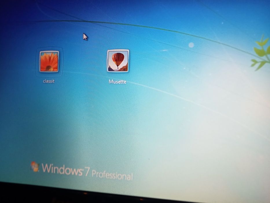 Vând laptop Lenovo semnat Cristhelen.B