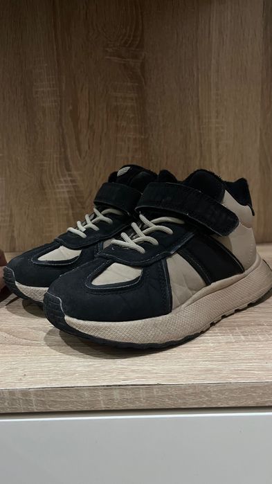 Продам кроссовки утепленные 2500 тг