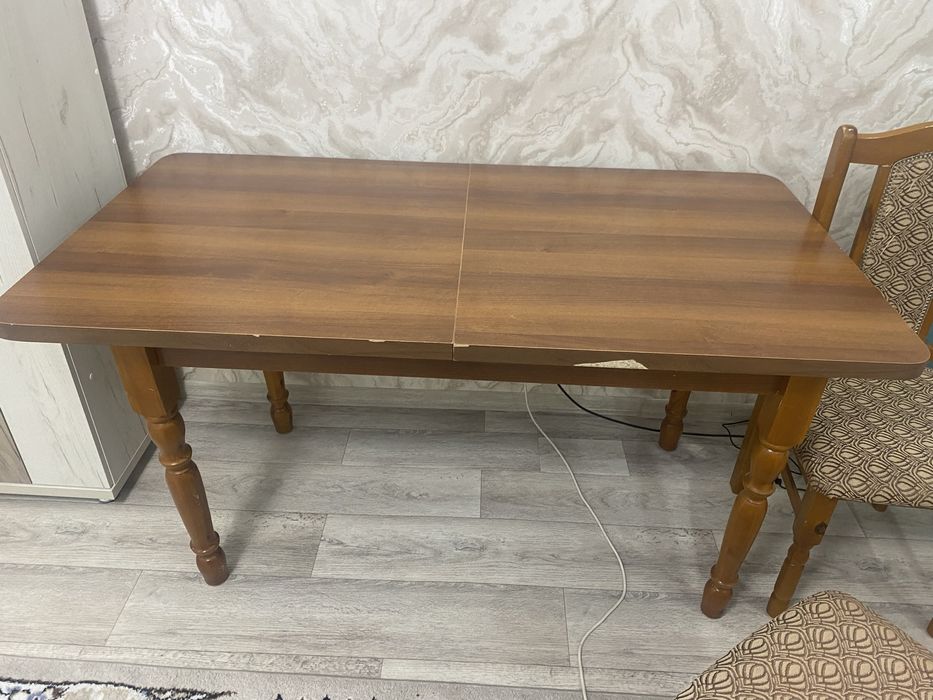 Стол с шестью стульями