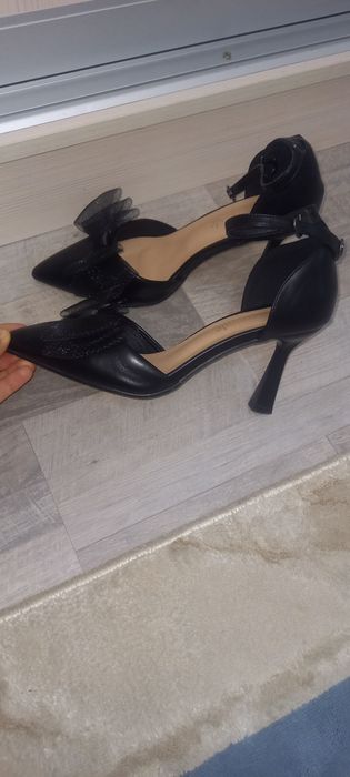 Туфли с каблуками.