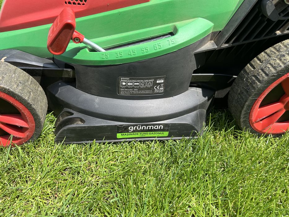 Masina tuns iarba grunman