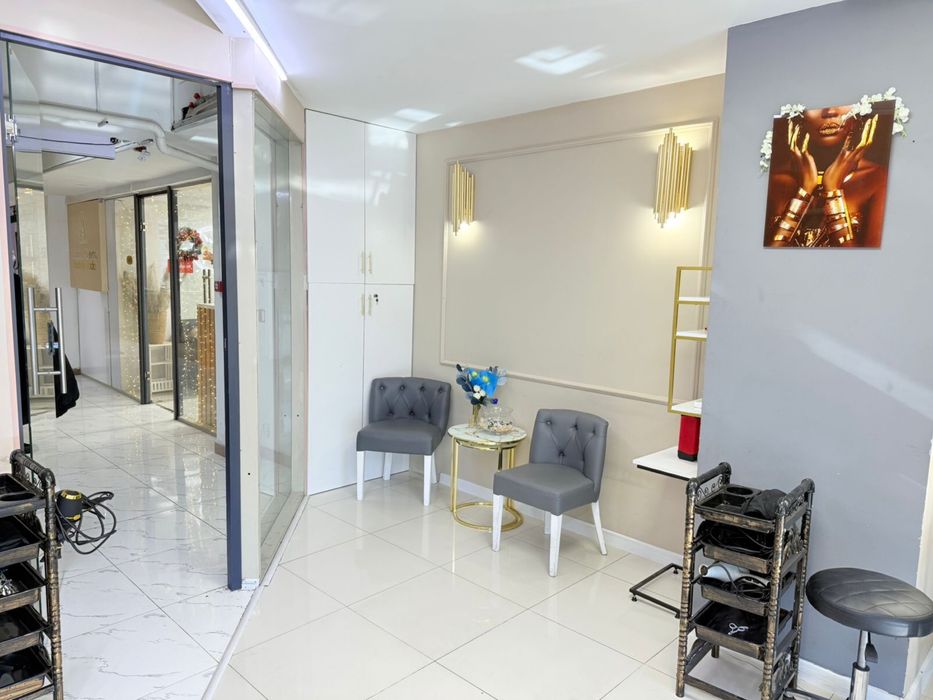 Сдается место кресло в салоне