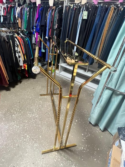 Стойка вешалка золотистая