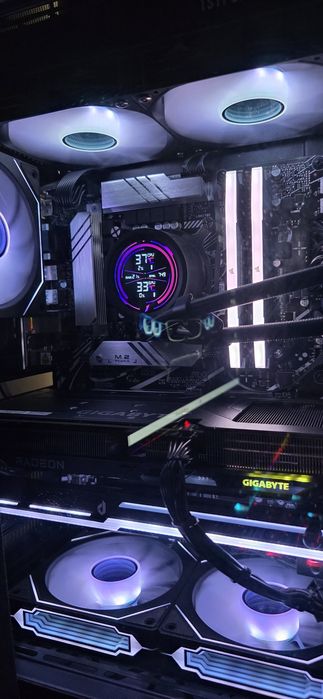 Vând placă video Gigabyte RX 9060 XT 16GB Gaming OC