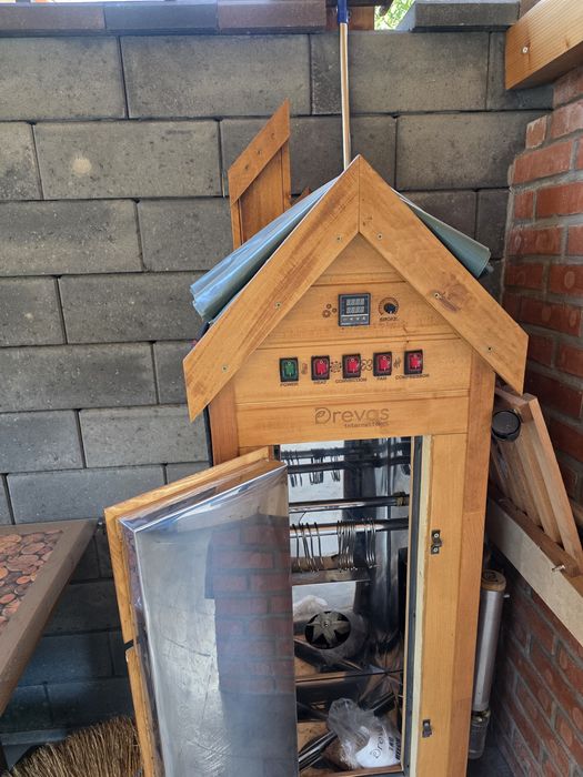 Vind Afumatoare Drevos noua nefolosita 30kg fum cald fum rece ventilație  interior tot din inox 15 cârlige din inox 4600 ron tel 0757810733