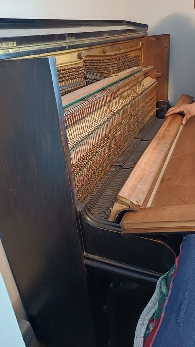 Vând pian  john spencer  london