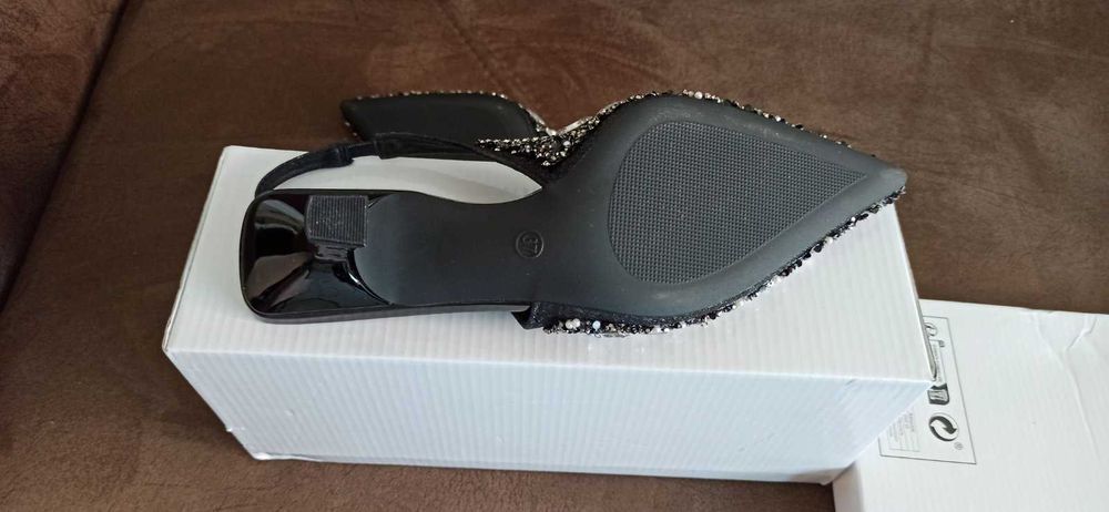 Черни полуотворен и официални обувки