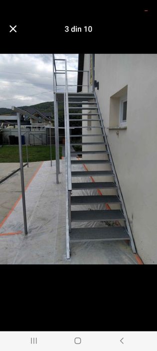 Scări exterioare din metal galvanizat și scări interioare cu trepte de