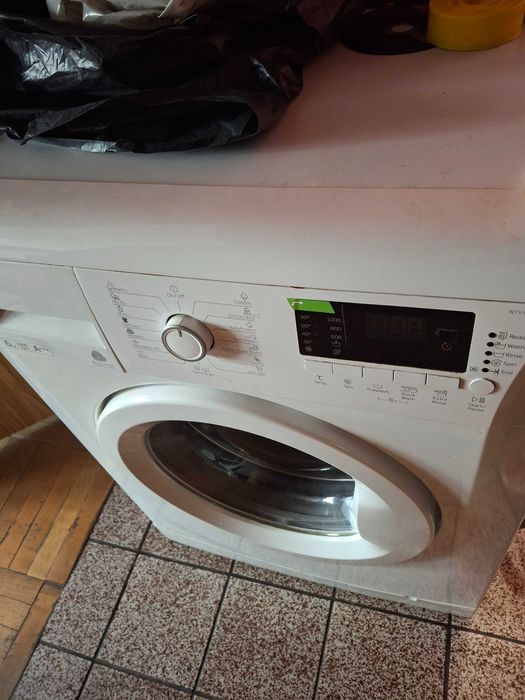 Продавам работеща пералня Беко