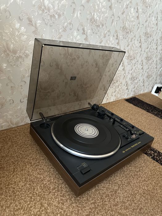 Продам не рабочий виниловый проигрыватель.