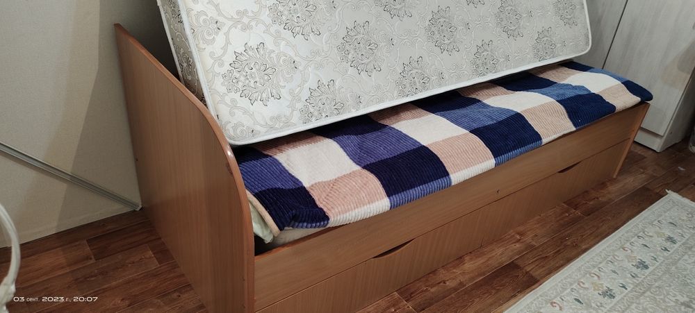 Кровать с матрасом