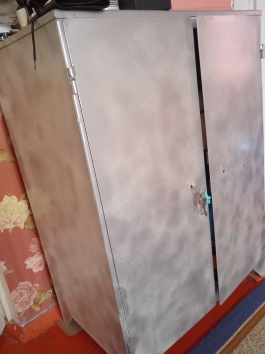 Тумбочки,  диван,  компьютерный стол