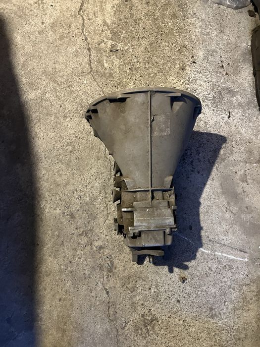 Запчасти на мерседес 2000 года.