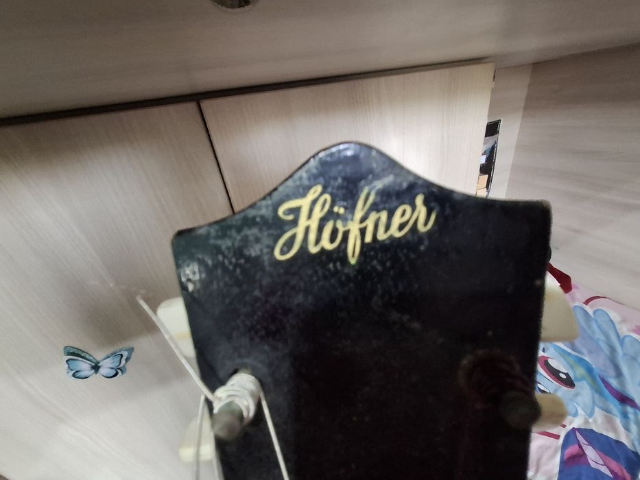 Стара акустична китара "Hofner"