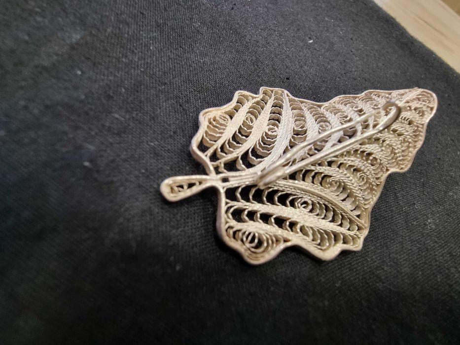 Сребърна брошка филигран