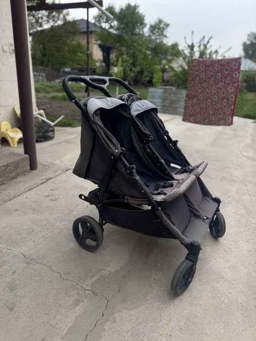 продается детская коляска для двух б/у