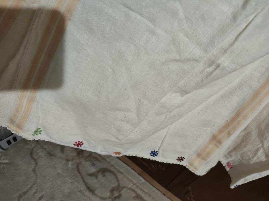 Camasa taraneasca din panza tesuta si cusuta manual