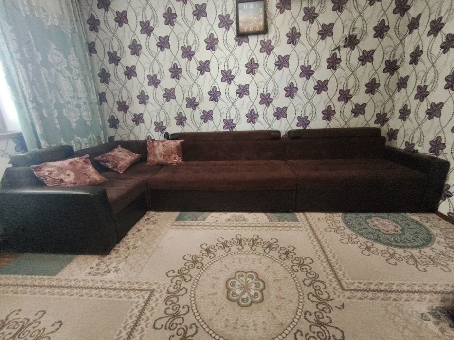 уголок с подушками