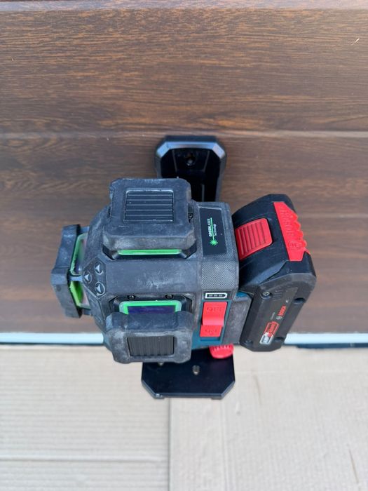 Bosch nivela cu 3 linii verzi