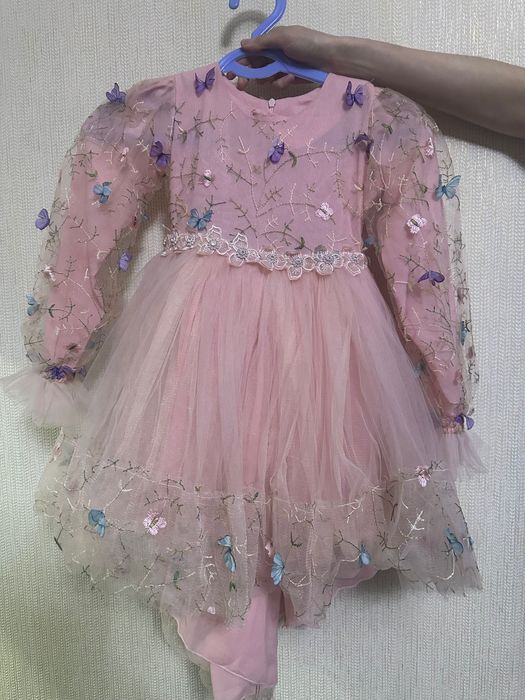 Продам нарядное платье на девочку