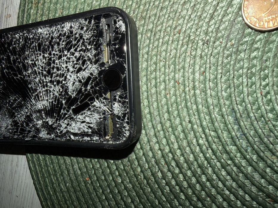 Продавам Айфон СЕ 2020 за части!!