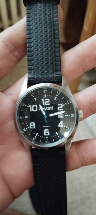 Продам часы макита