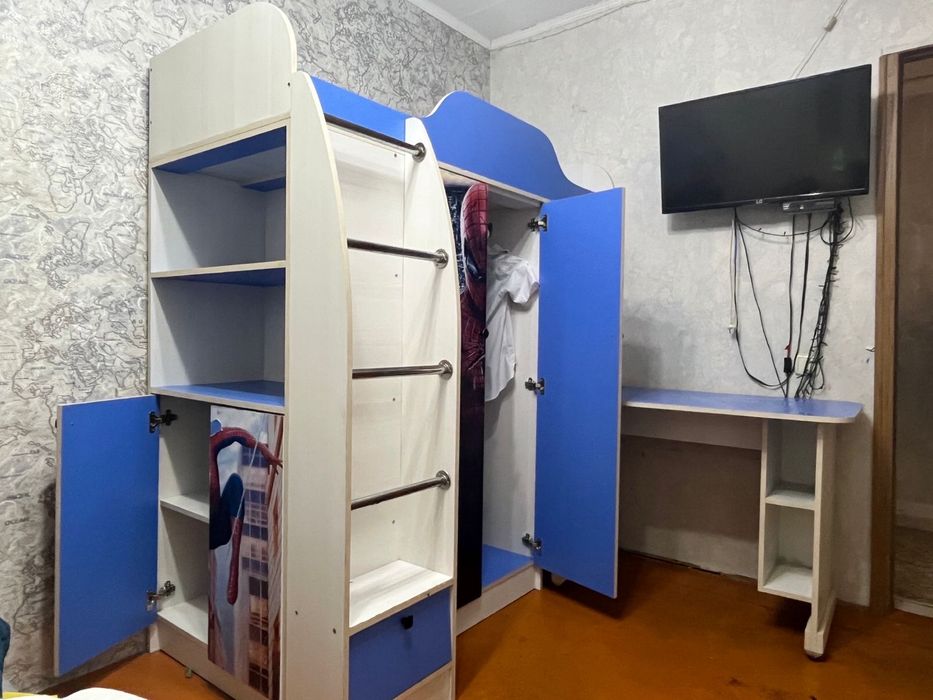 Шкаф, стол, кровать