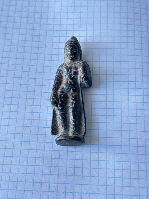 Statuetka sotiladi budda