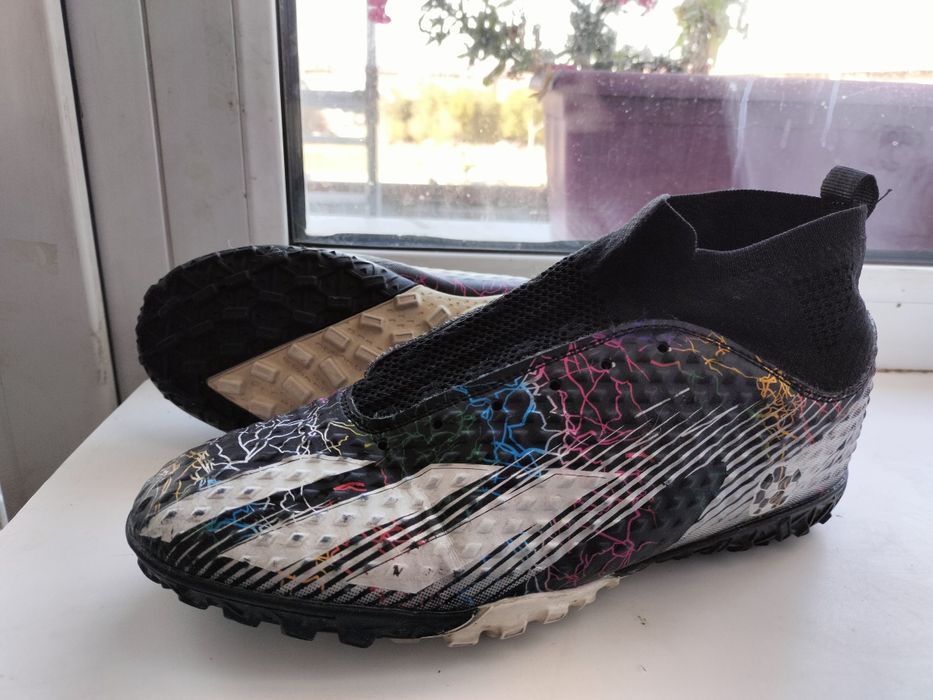 Продаются футбольные бутсы