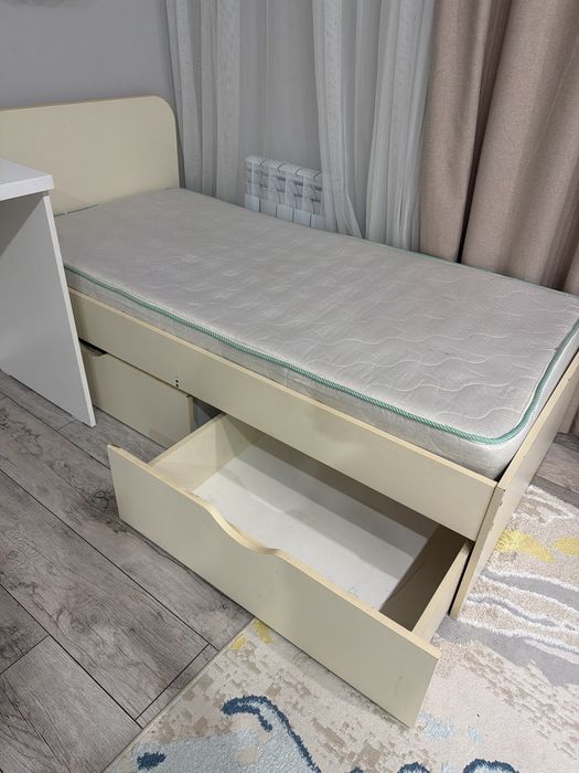 Продам две кровати и стол