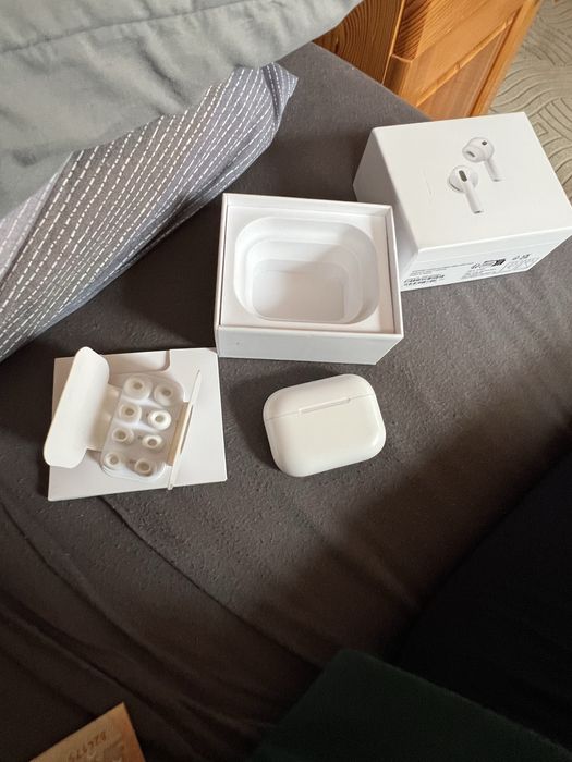 Продавам безупречни airpods 3 pro само дясната слушалка работи