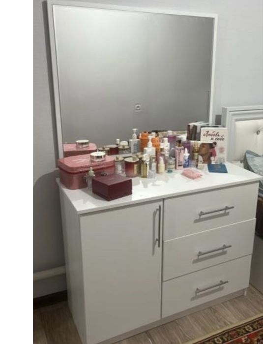 Камод вместе с зерколом