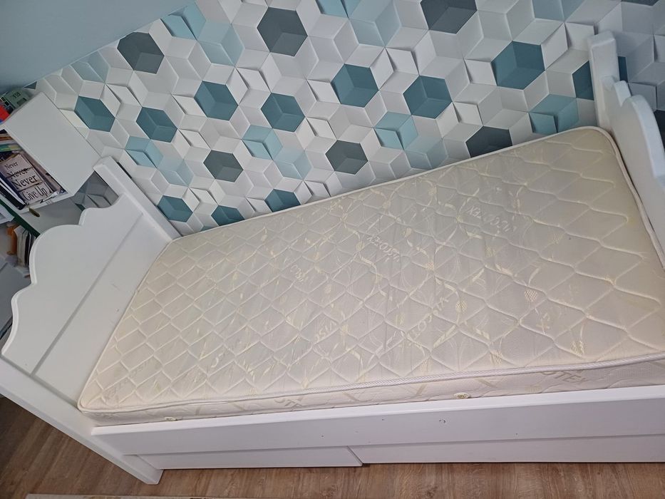 Pat de lemn alb, cu saltea inclusă -customizat