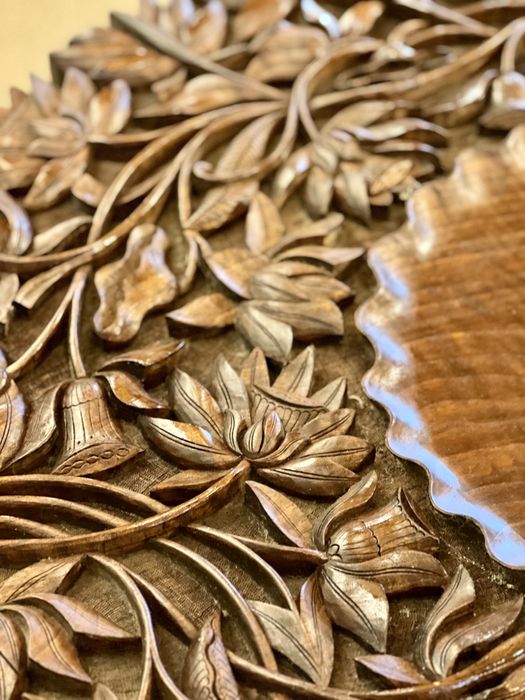 Măsuță din lemn masiv sculptată manual – piesă deosebită