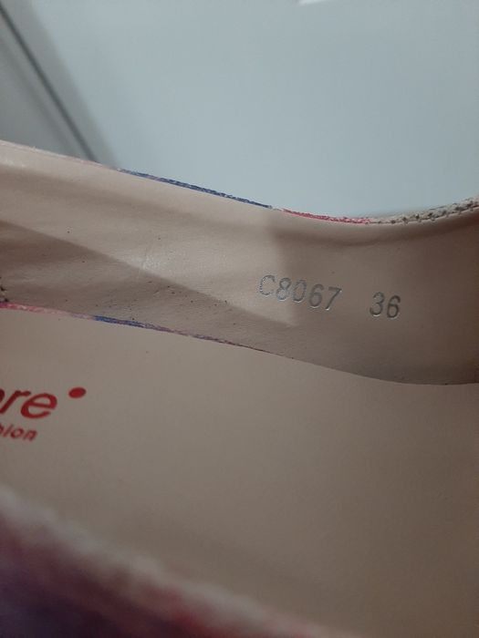 Vând pantofi cu toc