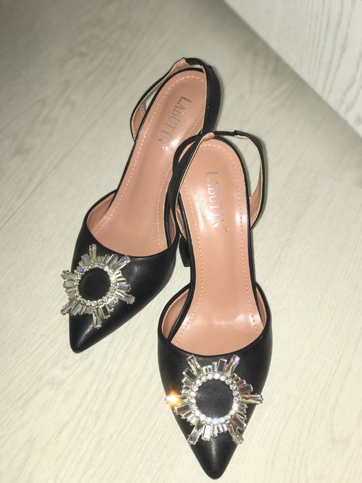 Продаю туфли на каблуках. Каблук туфли сотилади