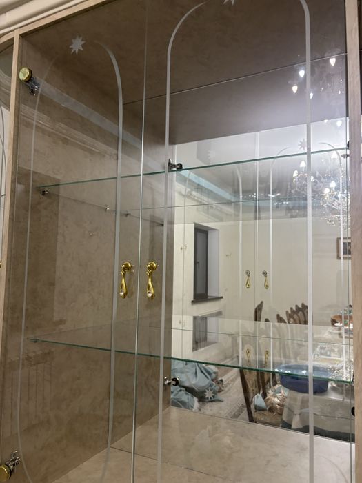 Стеклянный сервант