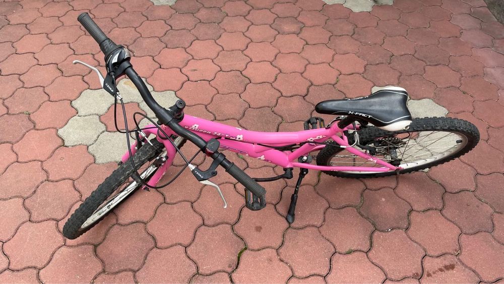 Bicicleta roz de fete