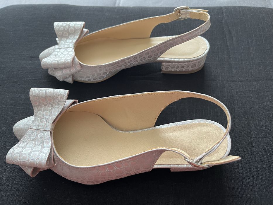 Pantofi roz, decupati, cu toc mic