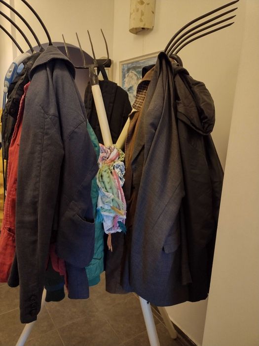 Дизайнерска закачалка за дрехи