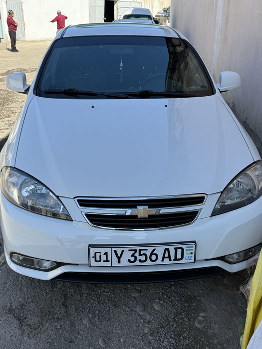 Mashina yaxshi holata oldi kapotida kichkina petnosi bor