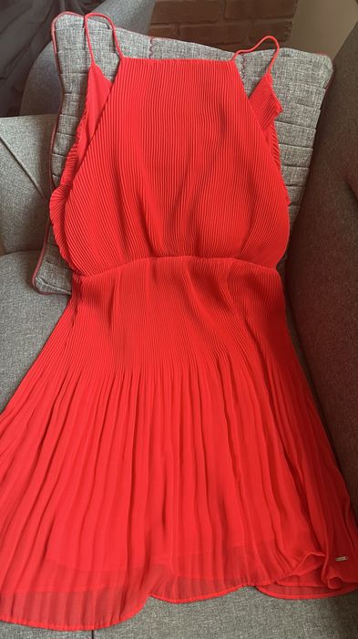 Червена рокля на Pepe Jeans за празниците